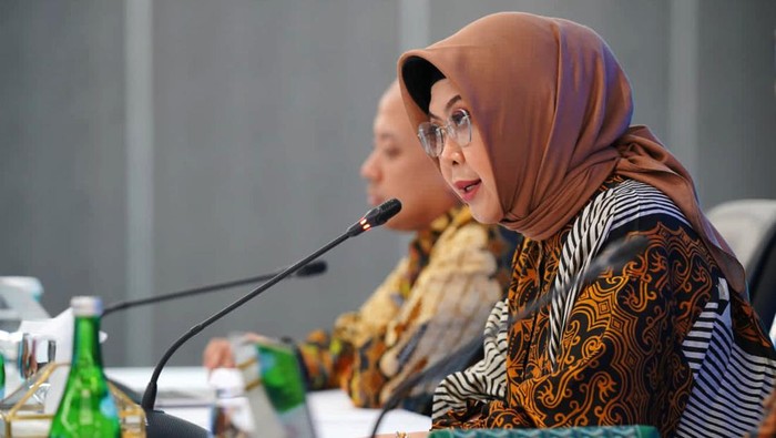 Head  Investor Relations PT Bank Syariah Indonesia Tbk (BSI) Rizky Budinanda (kiri), Direktur Compliance & Human Capital Tribuana Tunggadewi dan Direktur Risk Management Grandhis H Harumansyah (paling kanan) saat memaparkan kinerja BSI kuartal III/2023 dalam Public Expose 2023.