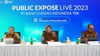 Head Investor Relations PT Bank Syariah Indonesia Tbk Rizky Budinanda, Direktur Compliance & Human Capital Tribuana Tunggadewi, dan Direktur Risk Management Grandhis H Harumansyah memaparkan kinerja BSI kuartal III dalam Public Expose 2023 di Jakarta, Rabu (29/11). 
