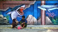 Salah satu bukti nyata dilakukan lewat seni mural.