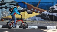 Dinding yang menjadi canvas ini semakin mempercantik kawasan Cideng.