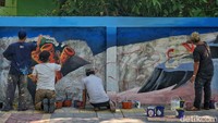 Para seniman yang tergabung dalam Sanggar Garis Biru membuat mural dengan tema biota laut Jl Siantar, Cideng, Jakarta Pusat, Rabu (29/11/2023).