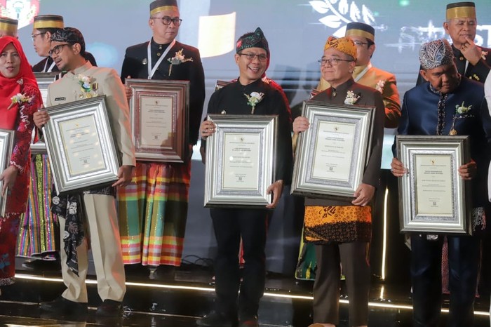 Bupati Bandung Raih Penghargaan