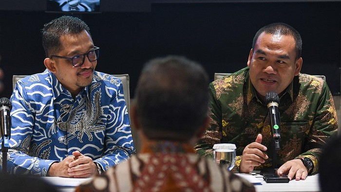 Bupati Blora Gandeng Oasa untuk Pengembangan Bio-CNG Direktur Utama PT Maharaksa Biru Energi Tbk (Oasa) Bobby Gafur Umar (kiri) dan Bupati Blora Arief Rohman (kanan) berbincang usai menandatangani naskah kesepakatan bersama terkait pengembangan usaha berbasis biomassa di Jakarta, Rabu (29/11/2023).