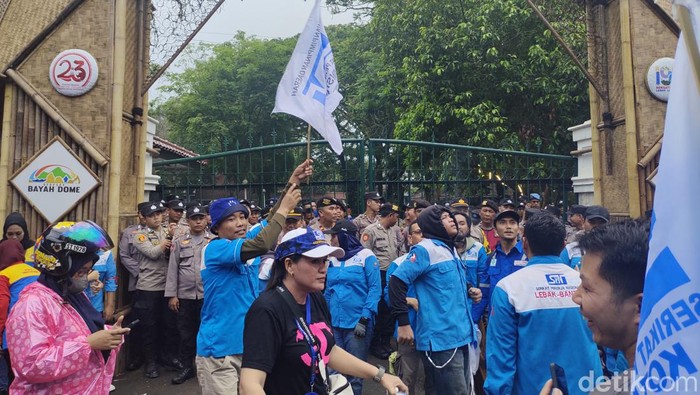 Buruh demo di Kantor Bupati Lebak tuntut kenaikan UMK tahun 2024.