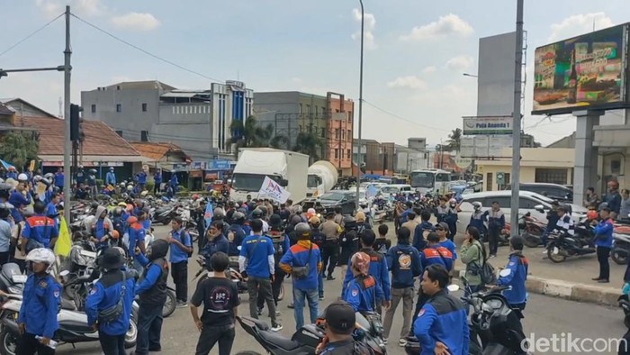 Buruh Purwakarta tutup akses Tol Cipularang.