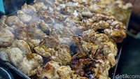 Untuk jenis ayam digunakan adalah ayam broiler bagian paha. Selain itu, disajikan tanpa tulang. Dalam sehari Eva bisa menjual 350-400 porsi ayam. Foto: detikcom