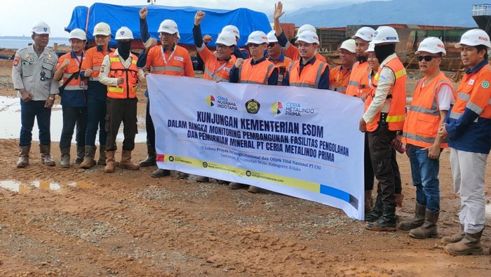 CNI Didapuk jadi Pionir Ekosistem EV Battery di Indonesia Kementerian Energi Sumber Daya Mineral (ESDM) berharap PT Ceria Nugraha Indotama (CNI) menjadi pionir ekosistem Electric Vehicle (EV) Battery.
Direktur Pembinaan Pengusahaan Mineral Kementerian ESDM, Yose Rizal melakukan monitoring pembangunan fasilitas pengolahan dan pemurnian mineral (smelter) CNI Group di Kecamatan Wolo, Kabupaten Kolaka, Sulawesi Tenggara (Sultra).
