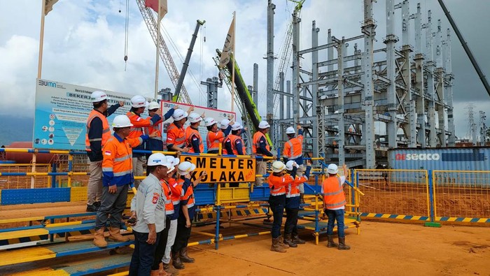 Kementerian Energi Sumber Daya Mineral (ESDM) berharap PT Ceria Nugraha Indotama (CNI) menjadi pionir ekosistem Electric Vehicle (EV) Battery.

Direktur Pembinaan Pengusahaan Mineral Kementerian ESDM, Yose Rizal melakukan monitoring pembangunan fasilitas pengolahan dan pemurnian mineral (smelter) CNI Group di Kecamatan Wolo, Kabupaten Kolaka, Sulawesi Tenggara (Sultra).