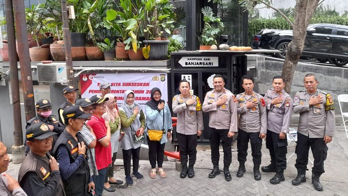 Warga Cilandak Jaksel Terapkan Portal One Gate Cegah Maling