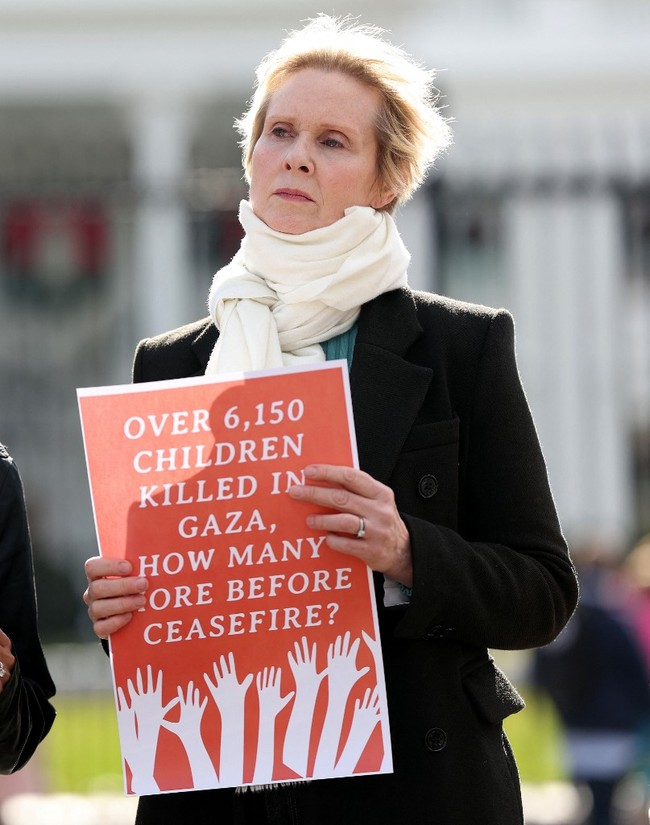 Bintang ‘Sex and the City’ Cynthia Nixon bergabung dengan aktris lainnya untuk menghentikan genosida yang terjadi di Gaza, Palestina. Foto: Getty Images via AFP/KEVIN DIETSCH