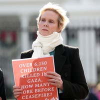 Bintang ‘Sex and the City’ Cynthia Nixon bergabung dengan aktris lainnya untuk menghentikan genosida yang terjadi di Gaza, Palestina. Foto: Getty Images via AFP/KEVIN DIETSCH