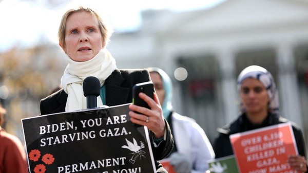 7 Potret Bintang Sex and the City Demo Bela Palestina, Sampai Mogok Makan