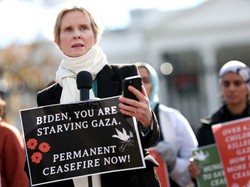 7 Potret Bintang Sex and the City Demo Bela Palestina, Sampai Mogok Makan