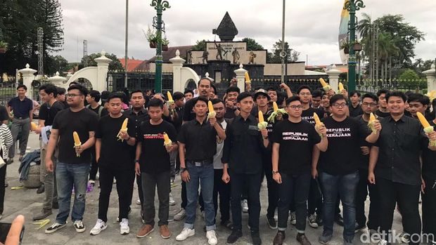 Para peserta aksi yang berasal dari berbagai kampus di Jateng-DIY menggelar aksi di depan Monumen Serangan Umum 1 Maret Jogja, mengritik Gibran yang diloloskan melalui putusan kontroversial Mahkamah Konstitusi (MK), Rabu (29/11/2023).