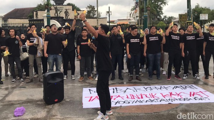 Para peserta aksi yang berasal dari berbagai kampus di Jateng-DIY menggelar aksi di depan Monumen Serangan Umum 1 Maret Jogja, mengritik Gibran yang diloloskan melalui putusan kontroversial Mahkamah Konstitusi (MK), Rabu (29/11/2023).