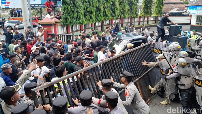 Demo warga di Pangandaran.