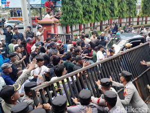 Kekecewaan Massa Usai Geruduk Kantor DPRD Pangandaran