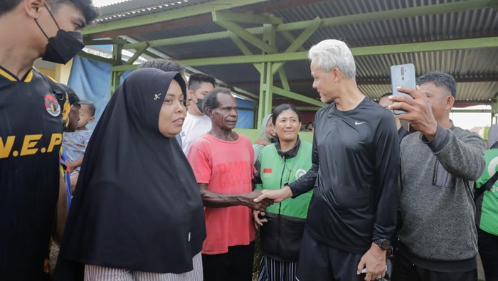 Capres nomor urut 3 Ganjar Pranowo menerima aspirasi dari masyarakat terkait lapangan pekerjaan. Ganjar mengaku ingin mempermudah lapangan pekerjaan di Merauke, Papua Selatan, Rabu (29/11/2023).