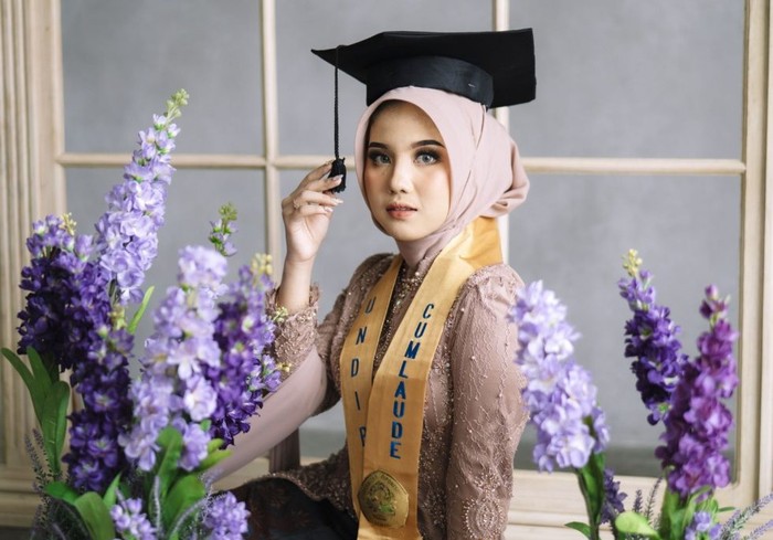 Devina, Wisudawan Terbaik Undip