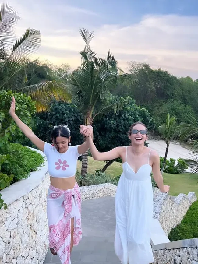 Meski liburannya kali ini tanpa didampingi suami, Molen Kasetra, namun Enzy tetap terlihat begitu bahagia. Selain untuk berlibur dan bertemu para sahabatnya, diketahui kepulangan Enzy ke Indonesia juga untuk menghadiri acara wisuda S1 dirinya yang digelar beberapa waktu lalu. Foto: Instagram/@enzystoria