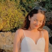 Dalam unggahannya di Instagram Enzy membagikan momen keseruannya selama di Bali. Yang tak kalah mencuri perhatian ialah penampilannya yang cantik natural tanpa pulasan makeup. Foto: Instagram/@enzystoria