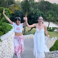 Meski liburannya kali ini tanpa didampingi suami, Molen Kasetra, namun Enzy tetap terlihat begitu bahagia. Selain untuk berlibur dan bertemu para sahabatnya, diketahui kepulangan Enzy ke Indonesia juga untuk menghadiri acara wisuda S1 dirinya yang digelar beberapa waktu lalu. Foto: Instagram/@enzystoria