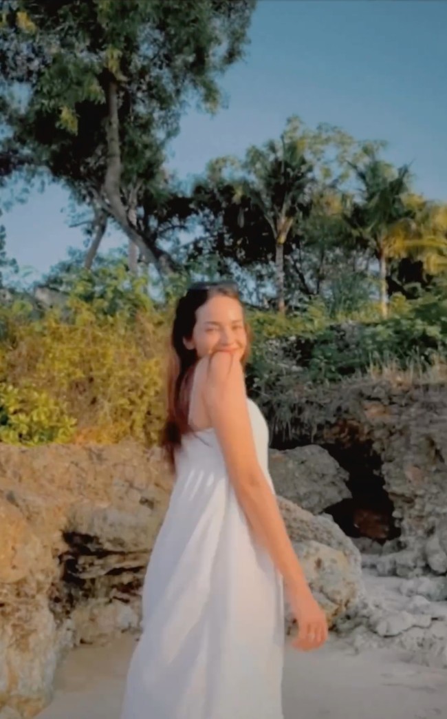 Mengenakan dress putih tanpa lengan dan rambut panjang yang dibiarkan terurai, penampilan Enzy banjir pujian netizen. Tak sedikit yang memuji kecantikannya meski tampil natural tanpa pulasan makeup. Foto: Instagram/@enzystoria