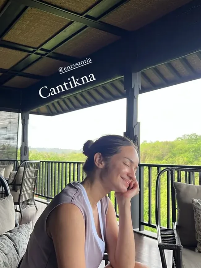 Memiliki darah keturunan Indonesia dan Polandia membuat Enzy punya paras khas bule. Wanita 31 tahun itu tetap cantik dan percaya diri tampil polos dan sederhana. Foto: Instagram/@enzystoria