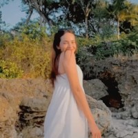 Mengenakan dress putih tanpa lengan dan rambut panjang yang dibiarkan terurai, penampilan Enzy banjir pujian netizen. Tak sedikit yang memuji kecantikannya meski tampil natural tanpa pulasan makeup. Foto: Instagram/@enzystoria