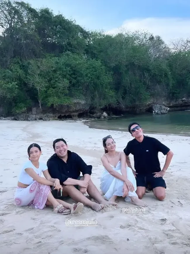 Kepergian Enzy ke Bali diketahui tak sendirian, melainkan bersama para sahabatnya. Terlihat Enzy yang memamerkan senyum bahagianya saat berpose di pantai bersama beberapa rekannya, salah satunya Desta. Foto: Instagram/@enzystoria