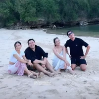 Kepergian Enzy ke Bali diketahui tak sendirian, melainkan bersama para sahabatnya. Terlihat Enzy yang memamerkan senyum bahagianya saat berpose di pantai bersama beberapa rekannya, salah satunya Desta. Foto: Instagram/@enzystoria