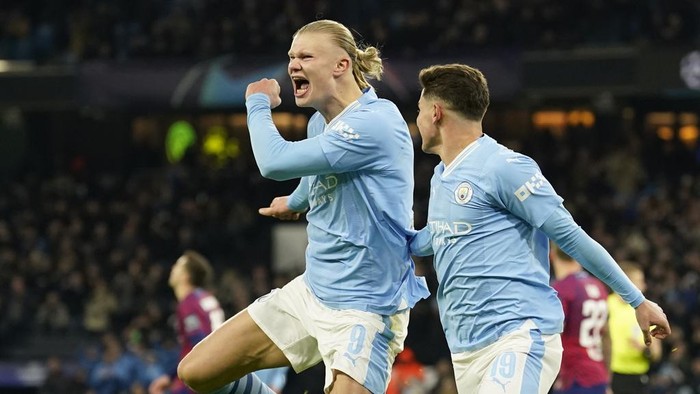 Manchester Citys Julian Alvarez, right, celebrates with Manchester Citys Erling Haaland after scoring his sides third goal during the group G Champions League soccer match between Manchester City and RB Leipzig at the Etihad stadium in Manchester, England, Tuesday, Nov. 28, 2023. (AP Photo/Dave Thompson)
