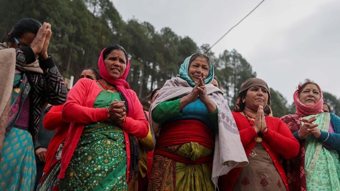 People pray for the safe return of construction workers, who got trapped in a tunnel collapse, during rescue operations in Uttarkashi, northern state of Uttarakhand, India, November 27, 2023. REUTERS/Francis Mascarenhas