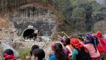 Evakuasi Pekerja Tambang di India Diiring Doa dan Jadi Tontonan