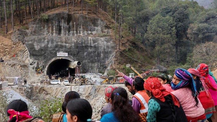 People pray for the safe return of construction workers, who got trapped in a tunnel collapse, during rescue operations in Uttarkashi, northern state of Uttarakhand, India, November 27, 2023. REUTERS/Francis Mascarenhas