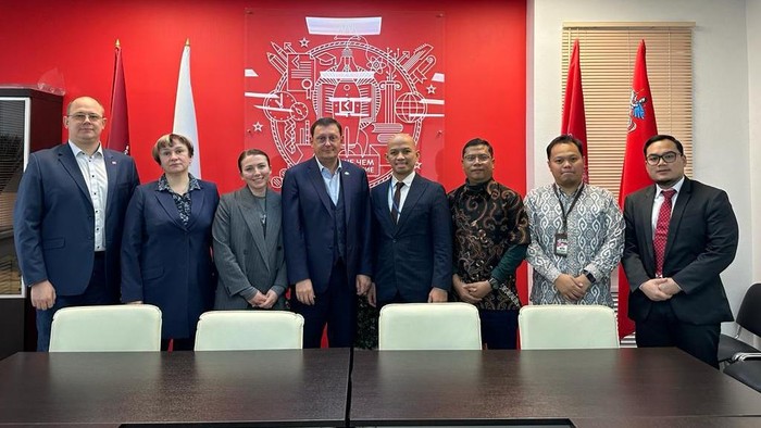 Moskwa – (24/11) Fakultas Ilmu Sosial dan Ilmu Politik (FISIP) Universitas Pembangunan Nasional “Veteran” Jakarta (UPNVJ) dan Fakultas Philology, Universitas Synergy Rusia menjajaki kerjasama tridarma perguruan tinggi dalam untuk berbagai proyek ilmiah termasuk pendidikan, penelitian antar dua kampus berbeda negara tersebut. Pertemuan tersebut merupakan tindak lanjut penjajakan kerjasama yang sebelumnya telah dilakukan daring.