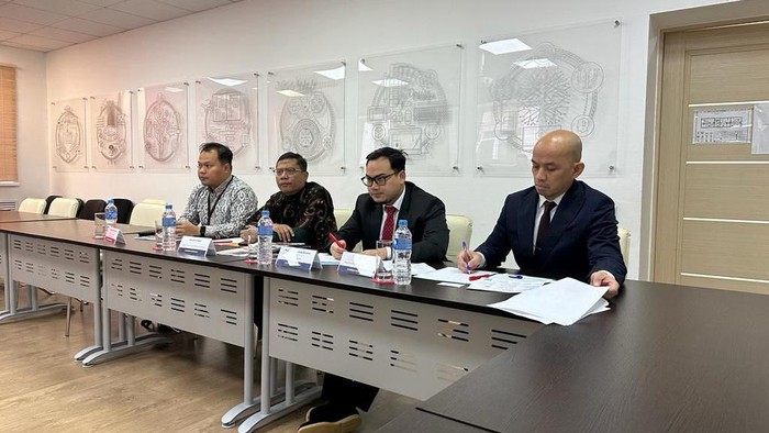 Moskwa – (24/11) Fakultas Ilmu Sosial dan Ilmu Politik (FISIP) Universitas Pembangunan Nasional “Veteran” Jakarta (UPNVJ) dan Fakultas Philology, Universitas Synergy Rusia menjajaki kerjasama tridarma perguruan tinggi dalam untuk berbagai proyek ilmiah termasuk pendidikan, penelitian antar dua kampus berbeda negara tersebut. Pertemuan tersebut merupakan tindak lanjut penjajakan kerjasama yang sebelumnya telah dilakukan daring.