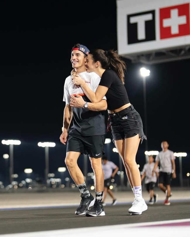 Marc Marquez baru saja menjalani tes MotoGP Valencia 2023 di mana ia menjajal motor Ducati bersama Gresini Racing dan menunjukan hasil yang positif. Di momen itu, Marc pun ditemani pacar barunya, Gemma Pinto. Foto: Instagram @gemmapinto