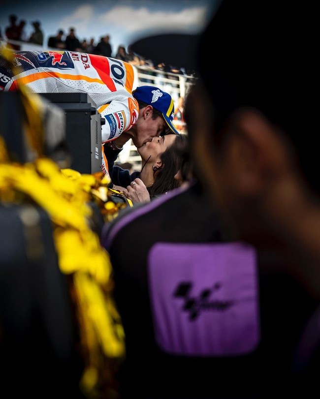 Gemma Pinto dan Marc Marquez diketahui berpacaran setelah keduanya sering mengunggah kebersamaan di Instagram. Setelah Marc menjalani tes MotoGP, mereka pun terlihat mesra. Foto: Instagram @gemmapinto