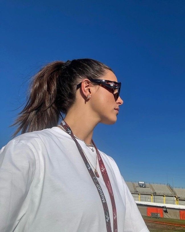 Dalam postingannya, Gemma dan rombongan terlihat menemani dan memberi dukungannya pada Marc Marquez di Circuit Ricardo Tormo.Foto: Instagram @gemmapinto