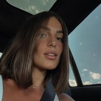 Di Instagram, ia sering membagikan gaya stylish dan berbagai postingan bersponsor selain potret kemesraannya dengan Marc Marquez. Foto: Instagram @gemmapinto