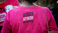 Mereka melakukan sosialisasi agar kaum perempuan tidak golput saat Pemilu. 