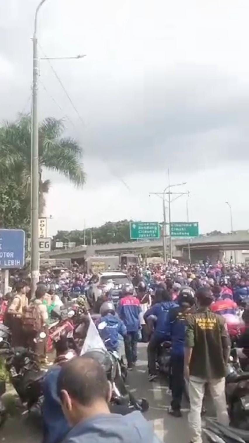 Gerbang Tol Padalarang ditutup massa buruh. (Dok. KSPI)