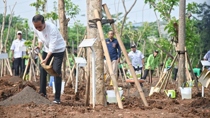 Hijaukan Jakarta JIEP Jadi Tuan Rumah Gerakan Tanam Pohon Bersama Jokowi JIEP menjadi tuan rumah Gerakan Tanam Pohon Bersama yang dipimpin langsung oleh Presiden Joko Widodo. Begini potretnya.