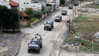 Rekaman Reuters menunjukkan kendaraan militer Israel bermanuver di jalan-jalan, sementara suara tembakan terdengar di latar belakang pada Selasa, 28 November 2023.  
