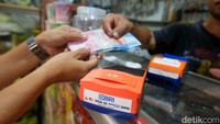 Renaldi juga dipercaya menjadi agen UMi yang melayani proses pinjaman uang mulai dari Rp 1 juta sampai Rp 10 juta dengan tenor hanya 6 bulan. Selama kurang lebih 1 tahun menjadi agen UMi, ia kerap memproses berkas-berkas dan melakukan survei dari peminjam modal. 