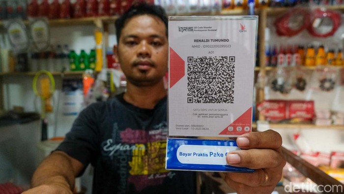 Jadi Agen UMi, Renaldi Senang Bantu Usaha Kecil Warga Desa Palaes Renaldi Kusumo menjadi agen Ultra Mikro (UMi) sekaligus agen BRILink di Desa Palaes, Sulawesi Utara. Profesinya membantu pembiayaan usaha kecil di Desa Palaes.