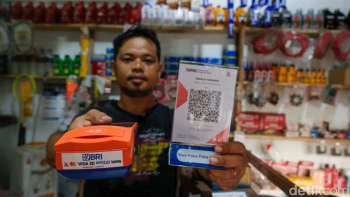 Renaldi Kusumo menjadi agen Ultra Mikro (UMi) sekaligus agen BRILink di Desa Palaes, Sulawesi Utara. Profesinya membantu pembiayaan usaha kecil di Desa Palaes.