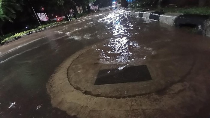 Jalan dan sumur resapan di Jl Adiaksa Raya, Lebak Bulus, Jakarta Selatan (Jaksel) tergenang.