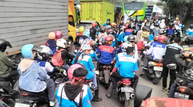 Jalur Cianjur - Bandung lumpuh total akibat demo buruh tuntut UMK 2024. (Dok. KSPI)